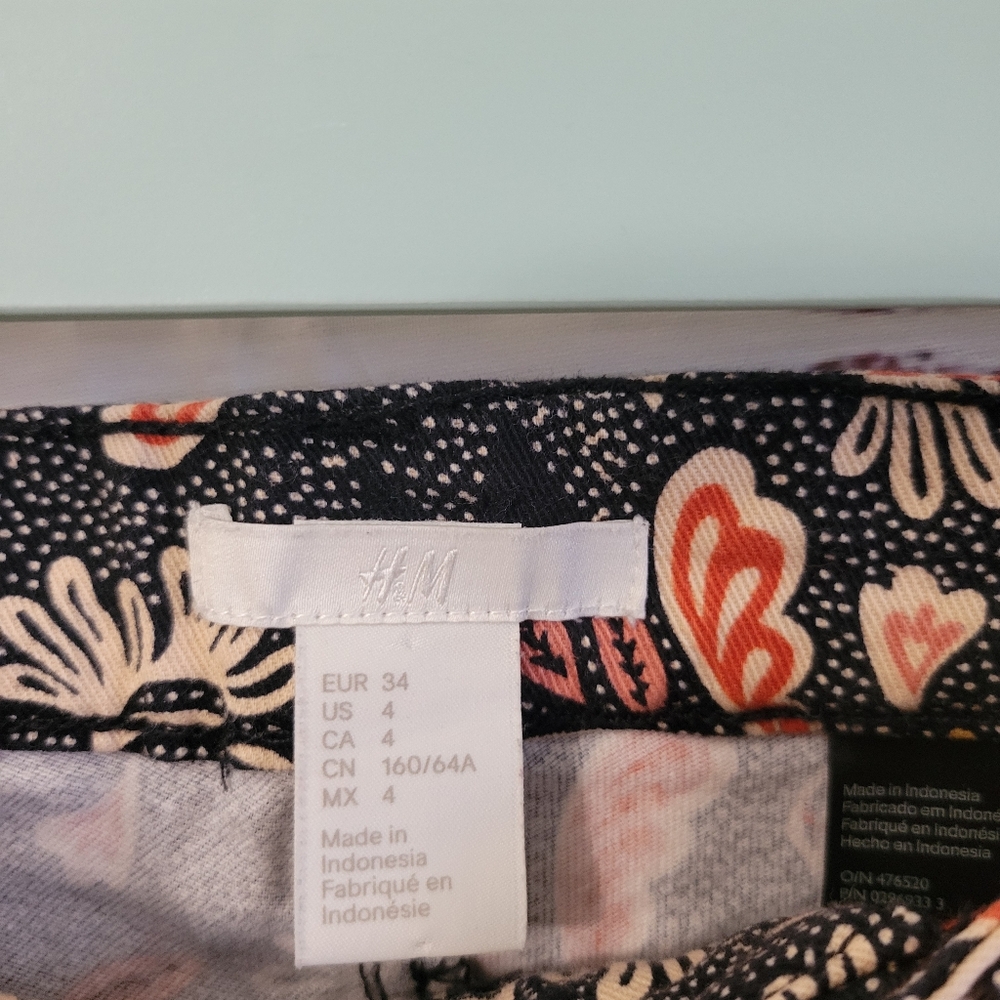 H&M S4 Pattern Shorts - Picture 3 of 5